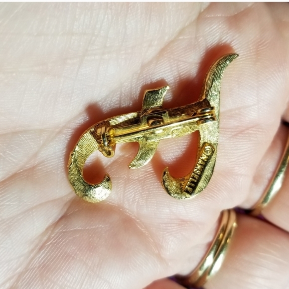 Vintage letter F brooch Mamselle textured gold tone pin initial alphabet - Picture 5 of 6